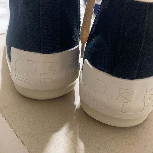 Shoes - Picture 2 of 7